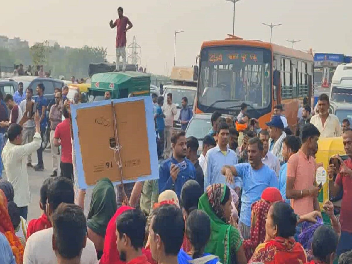 Delhi News: घर तोड़े जाने के विरोध में सड़क पर उतरे लोग, बोले- राजनीतिक षड्यंत्र के चलते तुड़वा रही सरकार