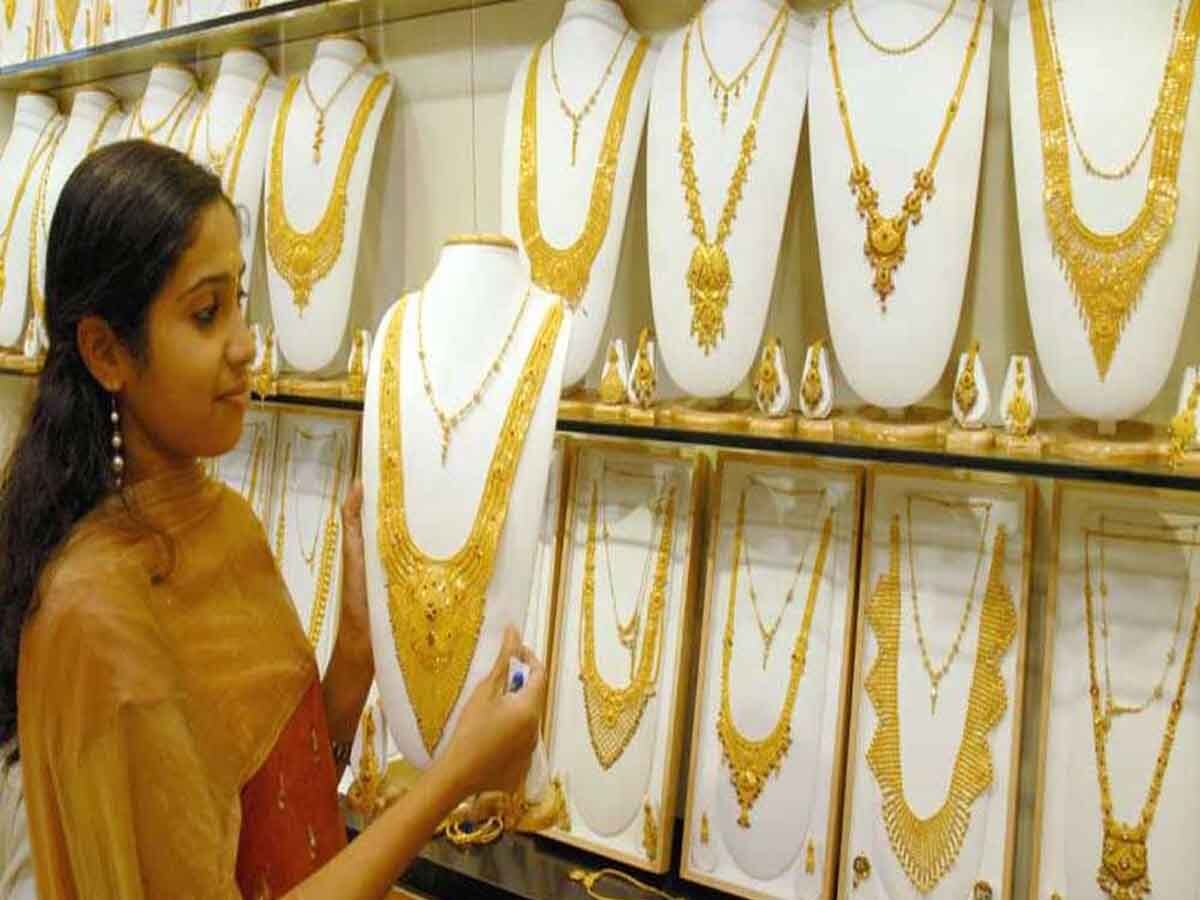 Gold Price Today: दिवाली के बाद अचानक सोना हुआ सस्ता, जानिए 10 ग्राम सोने का भाव