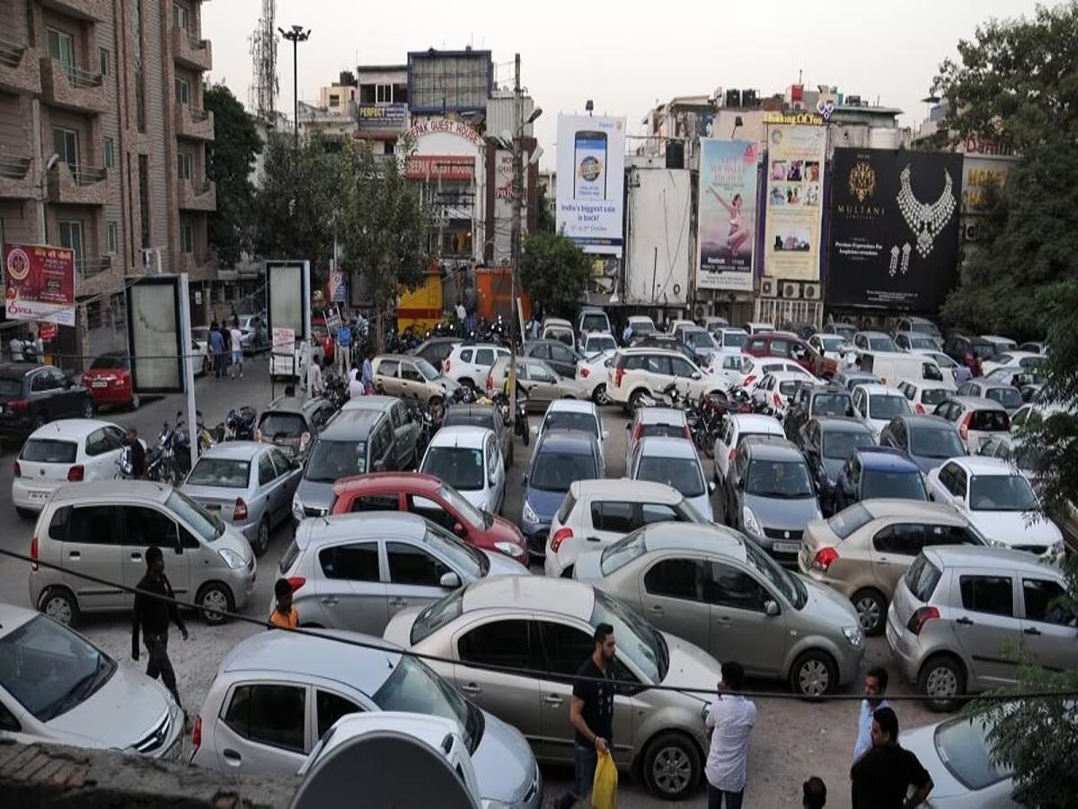 Delhi Parking Fees: दिल्ली के इन इलाकों में पार्किंग के लिए चुकाने होंगे दोगुने पैसे, जानिए क्यों?