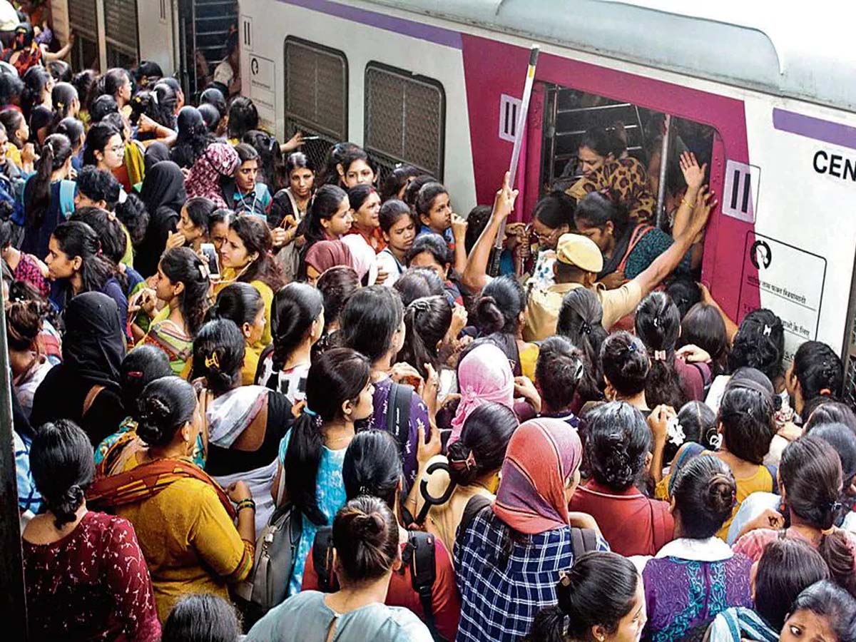 स्टेशनों पर भीड़तंत्र: कन्फर्म टिकट होने के बाद भी ट्रेन में चढ़ नहीं पा रहे हैं मुसाफिर स्टेशनों पर भीड़तंत्र: कन्फर्म टिकट होने के बाद भी ट्रेन में चढ़ नहीं पा रहे हैं मुसाफिर