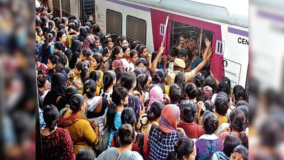 स्टेशनों पर भीड़तंत्र: कन्फर्म टिकट होने के बाद भी ट्रेन में चढ़ नहीं पा रहे हैं मुसाफिर