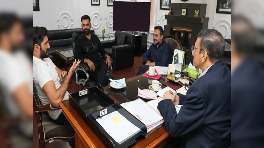 पाकिस्तान क्रिकेट बोर्ड ने बर्खास्त की पूरी चयन समिति; यूनुस खान, मोहम्मद हफीज मुख्य चयनकर्ता की रेस में सबसे आगे