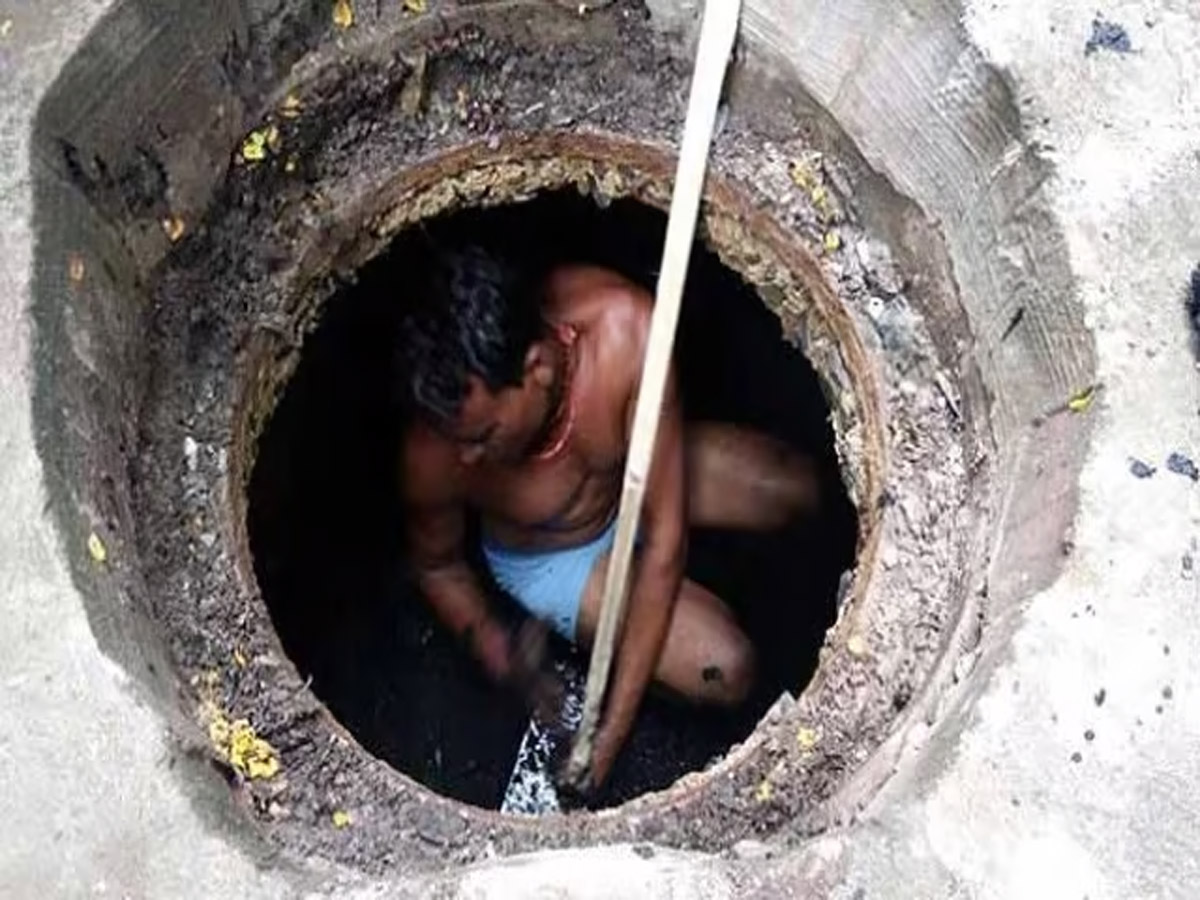 Surat News: बिहार के चार मजदूरों की मौत, सेप्टिक टैंक की कर रहे थे सफाई Surat News: बिहार के चार मजदूरों की मौत, सेप्टिक टैंक की कर रहे थे सफाई