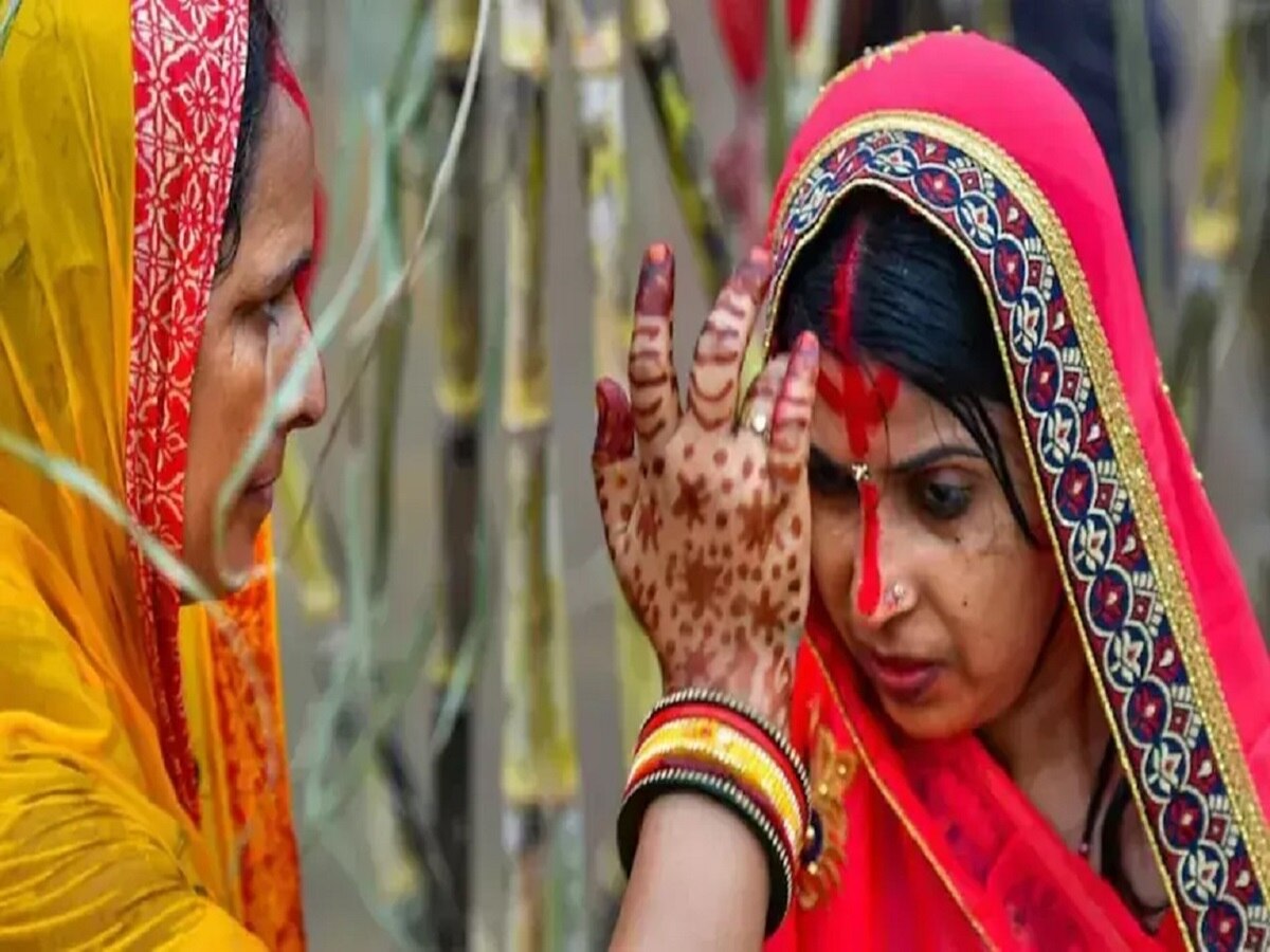 Chhath Puja 2023: छठ में व्रती महिलाएं क्यों लगाती हैं मांग से नाक तक सिंदूर, जानें इसका पौराणिक महत्व