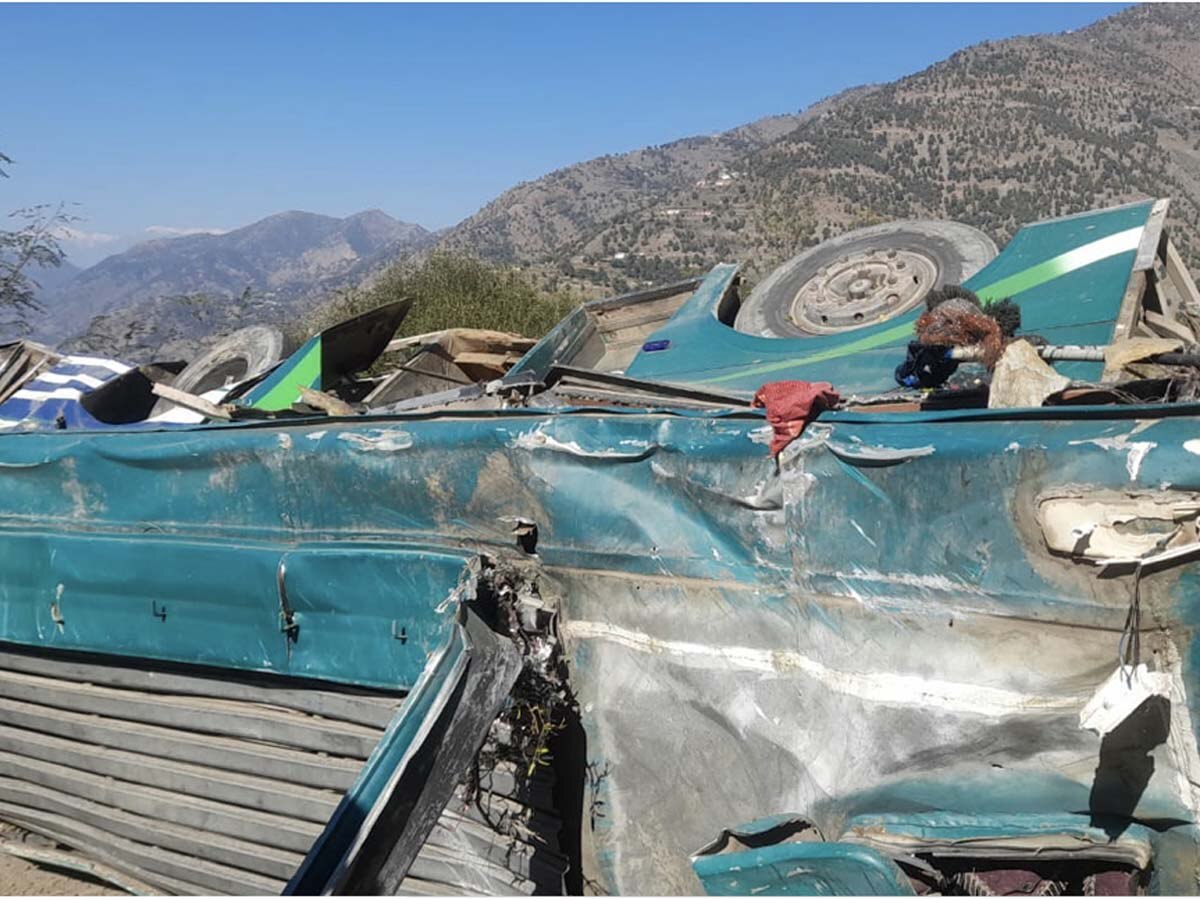 बड़ा हादसा! जम्मू व कश्मीर में खाई में गिरी बस, 36 लोगों की हुई मौत