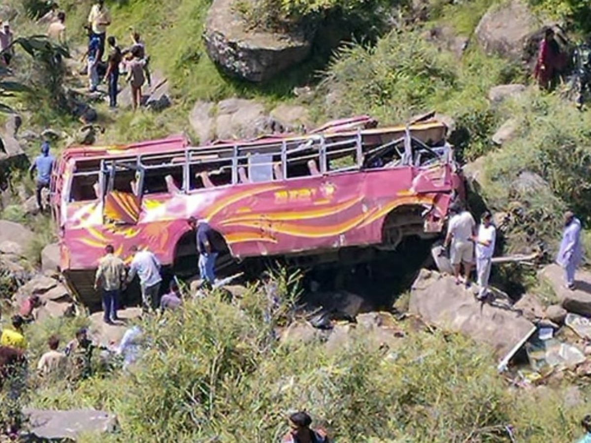 Jammu and Kashmir के डोडा में गहरी खाई में गिरी बस, 38 यात्रियों की मौत