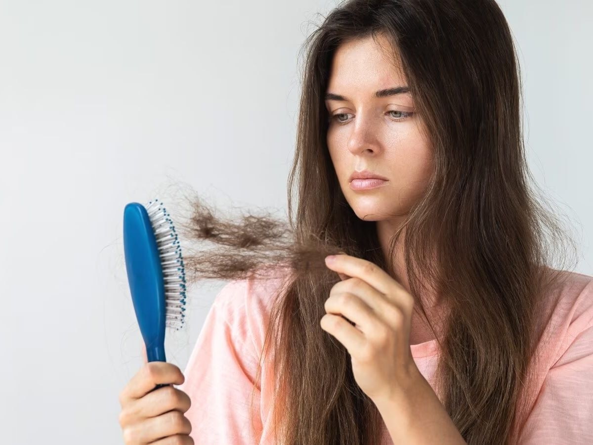   Hair fall: बालों के झड़ने को कम करने के लिए, रोज़ इन 4 चीज़ों को खाएं