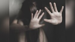 पुलिसवाले ने 8 साल की मासूम लड़की को कमरे में बंद कर पीटा, खाकी हुई शर्मसार 