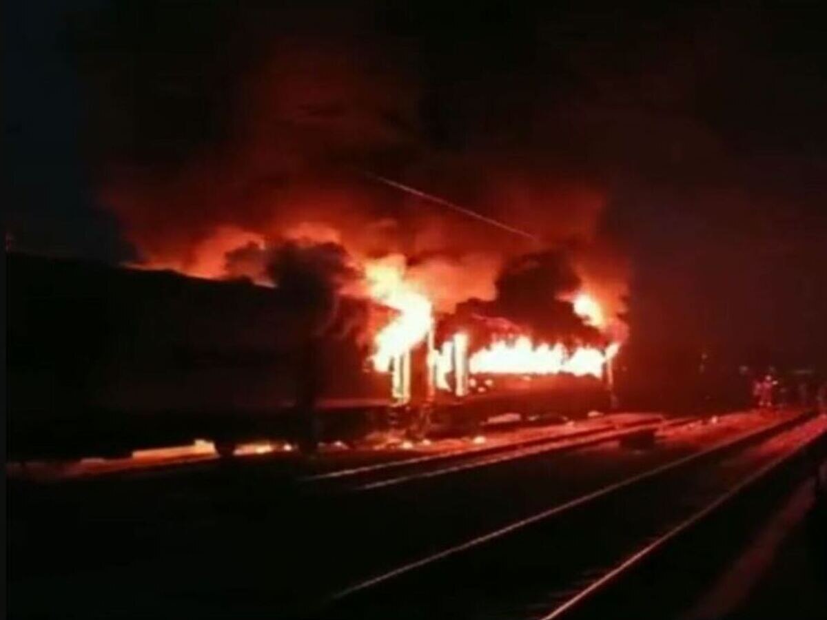 New Delhi Darbhanga Express Fire: ନୂଆଦିଲ୍ଲୀ-ଦରଭଙ୍ଗା ଏକ୍ସପ୍ରେସ୍ ର ଦୁଇଟି ବଗି ରେ ଅଗ୍ନିକାଣ୍ଡ; କ୍ଷୟକ୍ଷତି ନେଇ ନାହିଁ ସୂଚନା