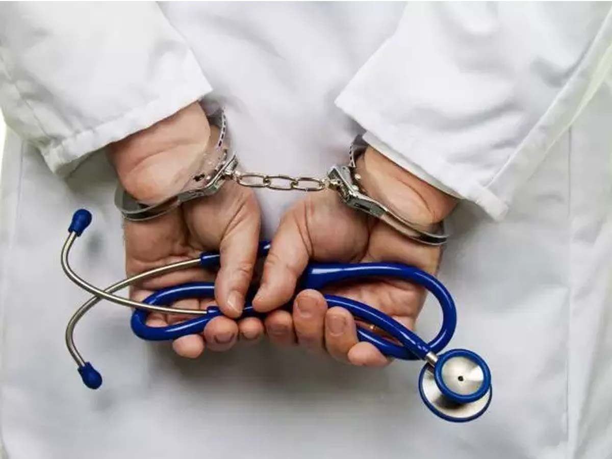 Delhi News: बड़े अस्पताल में नकली डॉक्टर कर रहे थे ऑपरेशन, ऐसे हुआ भंडाफोड़ 
