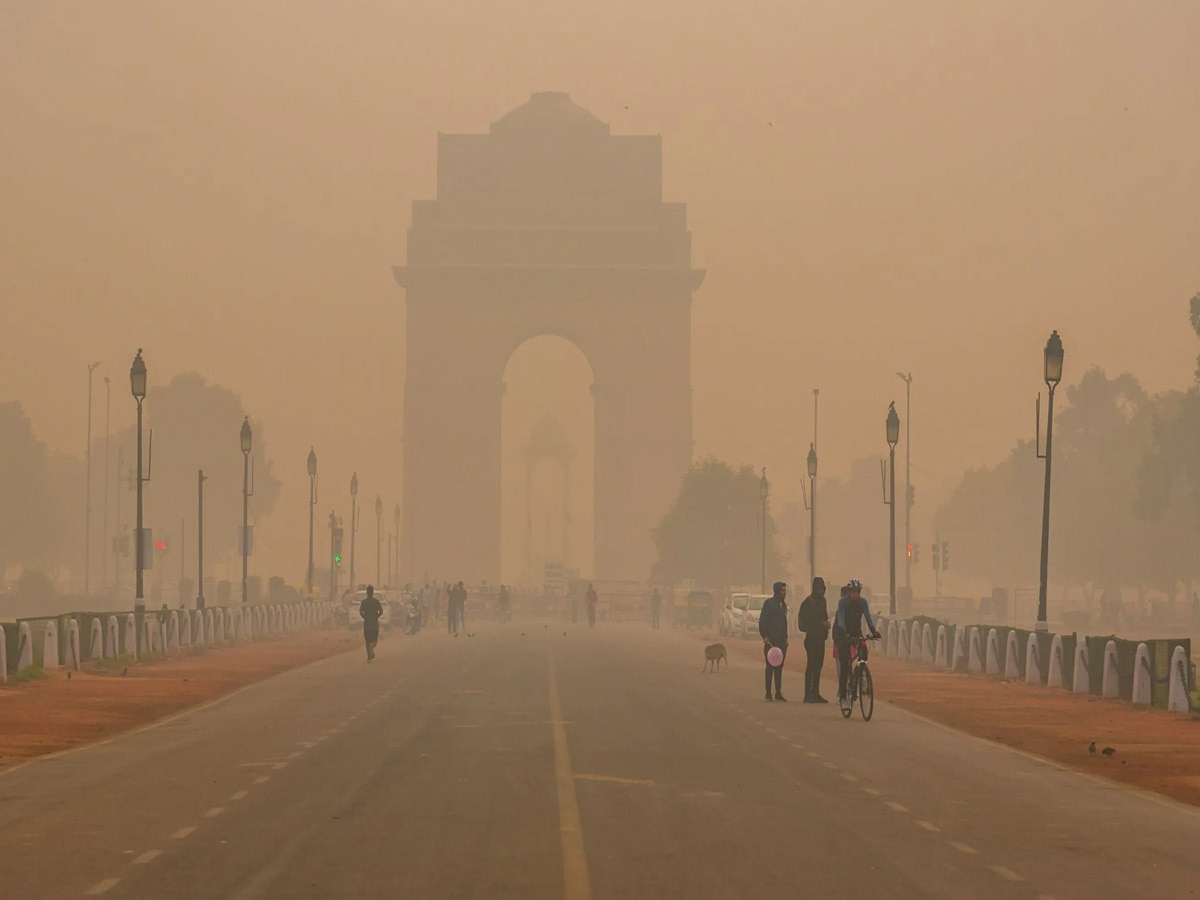 Delhi Air Pollution: दिल्ली में कैसी है आज एयर क्वालिटी? नोएडा में कम हुआ AQI