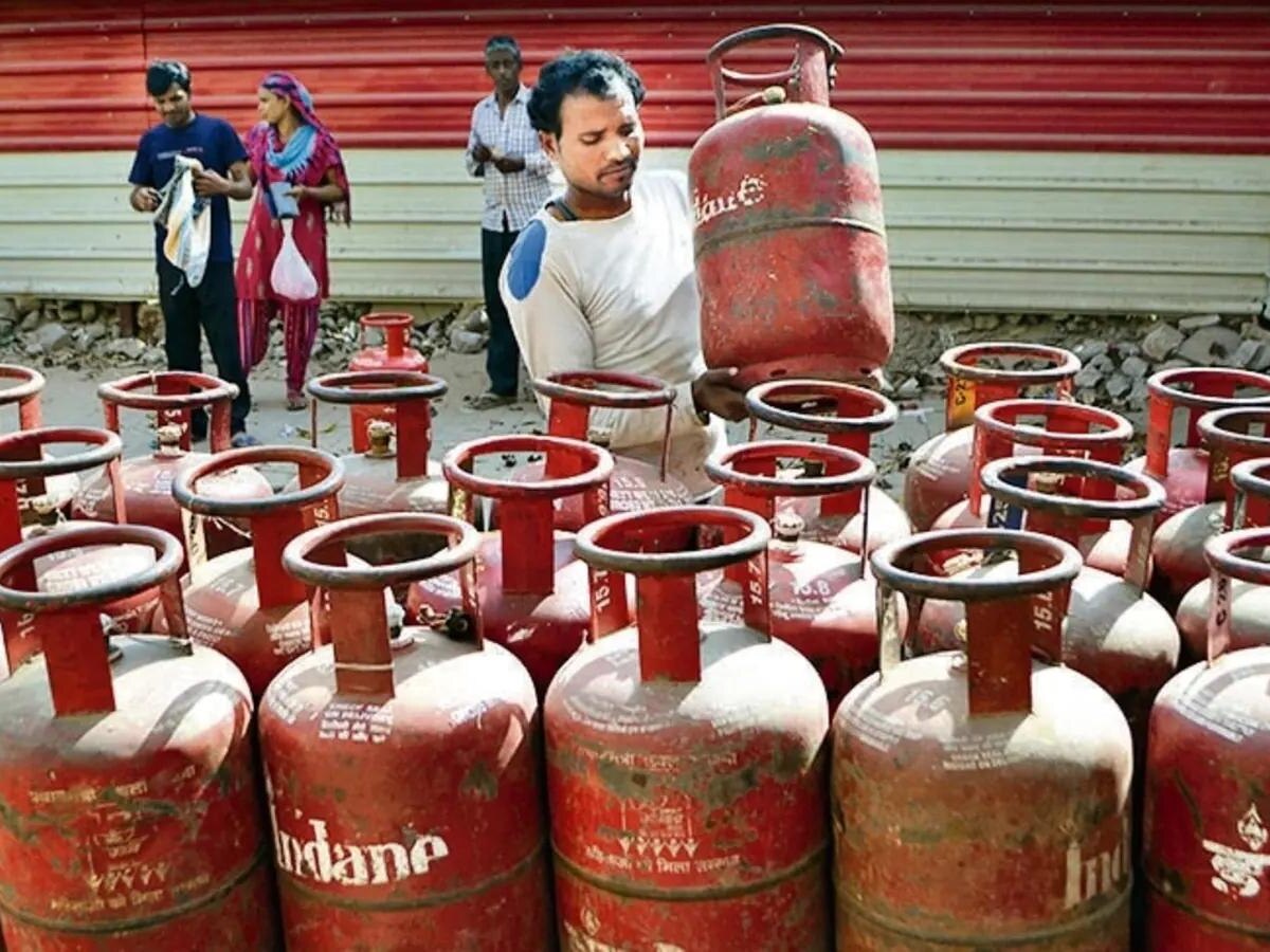LPG Cylinder Price: गैस सिलेंडर के दाम में बड़ी कटौती, जानिए अपने शहर की ताजा कीमतें