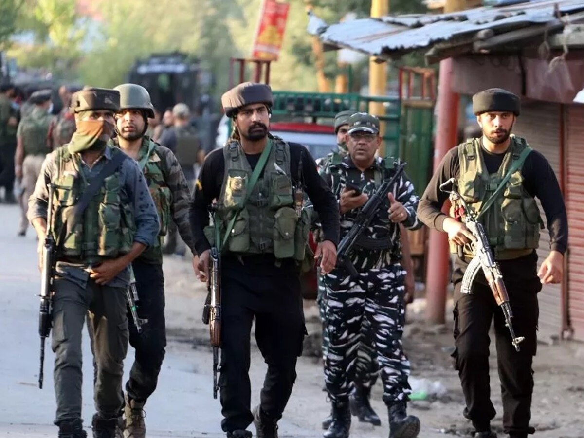 जम्मू-कश्मीर: कुलगाम में तीन आतंकी ढेर, 5 की घेराबंदी, सर्च ऑपरेशन अब भी जारी