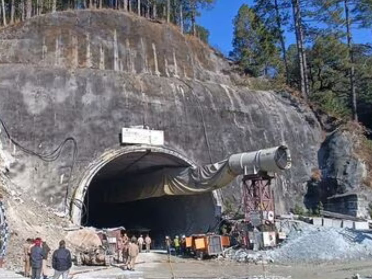 Uttarkashi Tunnel: अमेरिकी मशीन ने 25 मीटर तक ड्रिलिंग की, मलबे में डाले गए चार पाइप, मजदूरों को बचाने की आस बढ़ी
