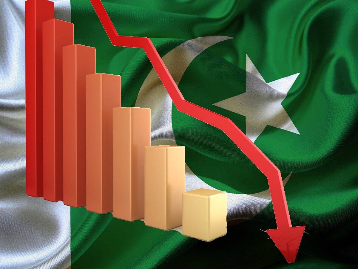 पाकिस्तान को लेकर IMF का बड़ा फैसला, विदेशी ऋण आवश्यकता को घटाकर 25 अरब डॉलर किया