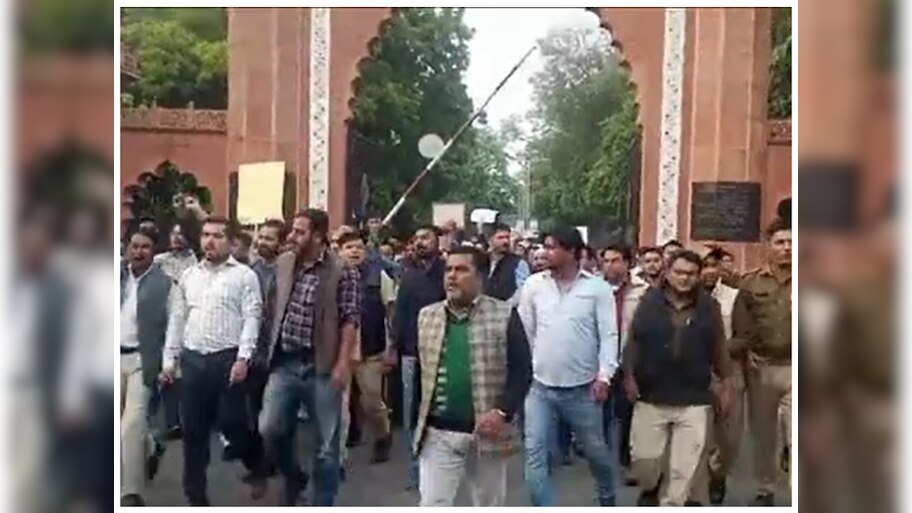 अलीगढ़ मुस्लिम यूनिवर्सिटी के संविदा कर्मचारियों का प्रदर्शन,  मांग ना पूरी होने पर उग्र आंदोलन की दी धमकी