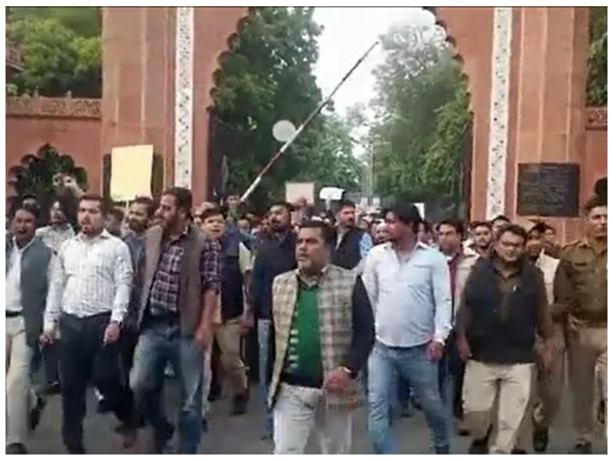 अलीगढ़ मुस्लिम यूनिवर्सिटी के संविदा कर्मचारियों का प्रदर्शन,  मांग ना पूरी होने पर उग्र आंदोलन की दी धमकी