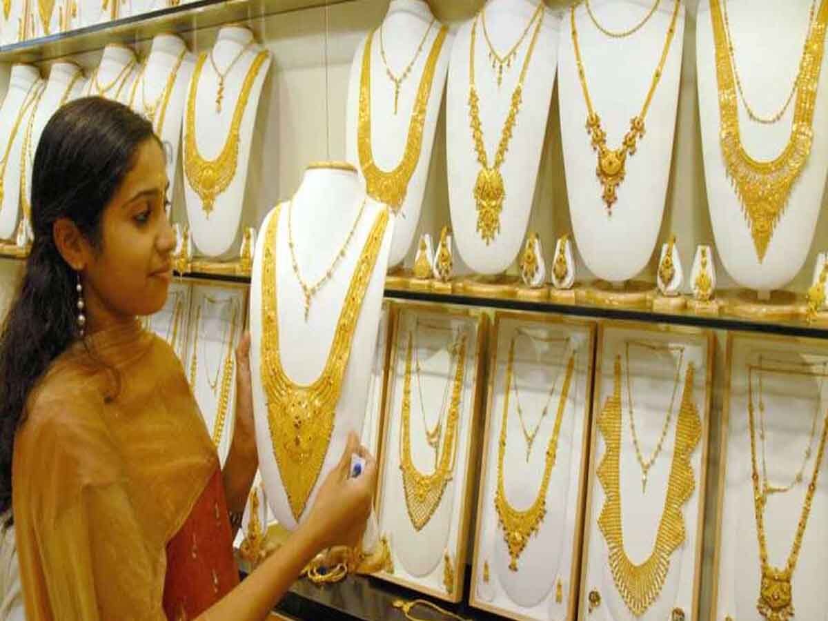Gold Price Today: सोने के दाम हुए स्थिर, आज इतने रुपये में मिल रहा 10 ग्राम सोना
