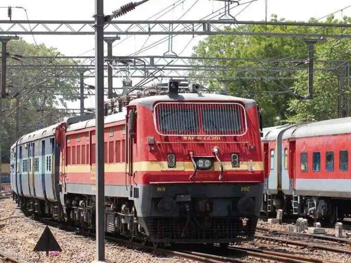 Indian Railway: बुरी खबर! इंडियन रेलवे ने 15 दिनों के लिए कैंसिल की 30 ट्रेनें, देखिए पूरी लिस्ट, कहीं आपकी ट्रेन तो नहीं...