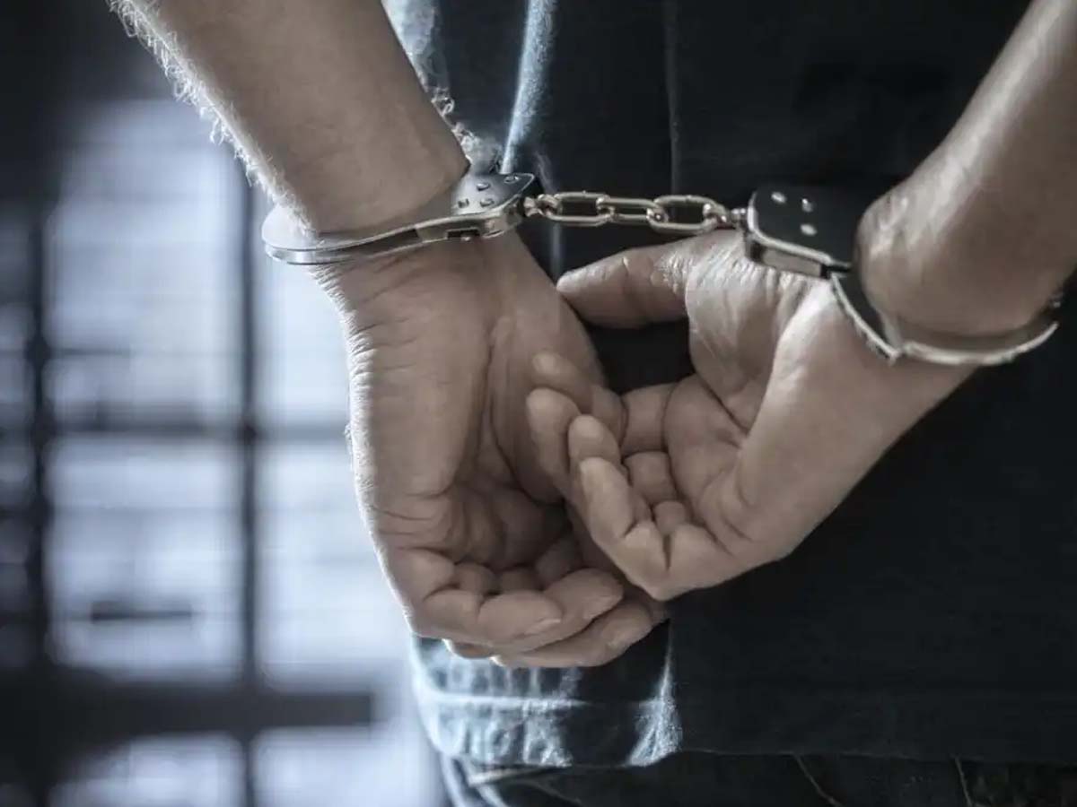 पांच पुलिस वालों ने चुराई लाखों की शराब? पुलिस वालों ने ही की बड़ी कार्रवाई पांच पुलिस वालों ने चुराई लाखों की शराब? पुलिस वालों ने ही की बड़ी कार्रवाई