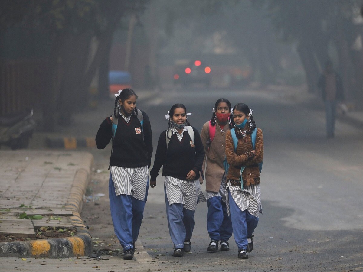 दिल्ली में वायु प्रदूषण 'बहुत खराब' से 'खराब' श्रेणी में आया, कल से खुल जाएंगे स्कूल