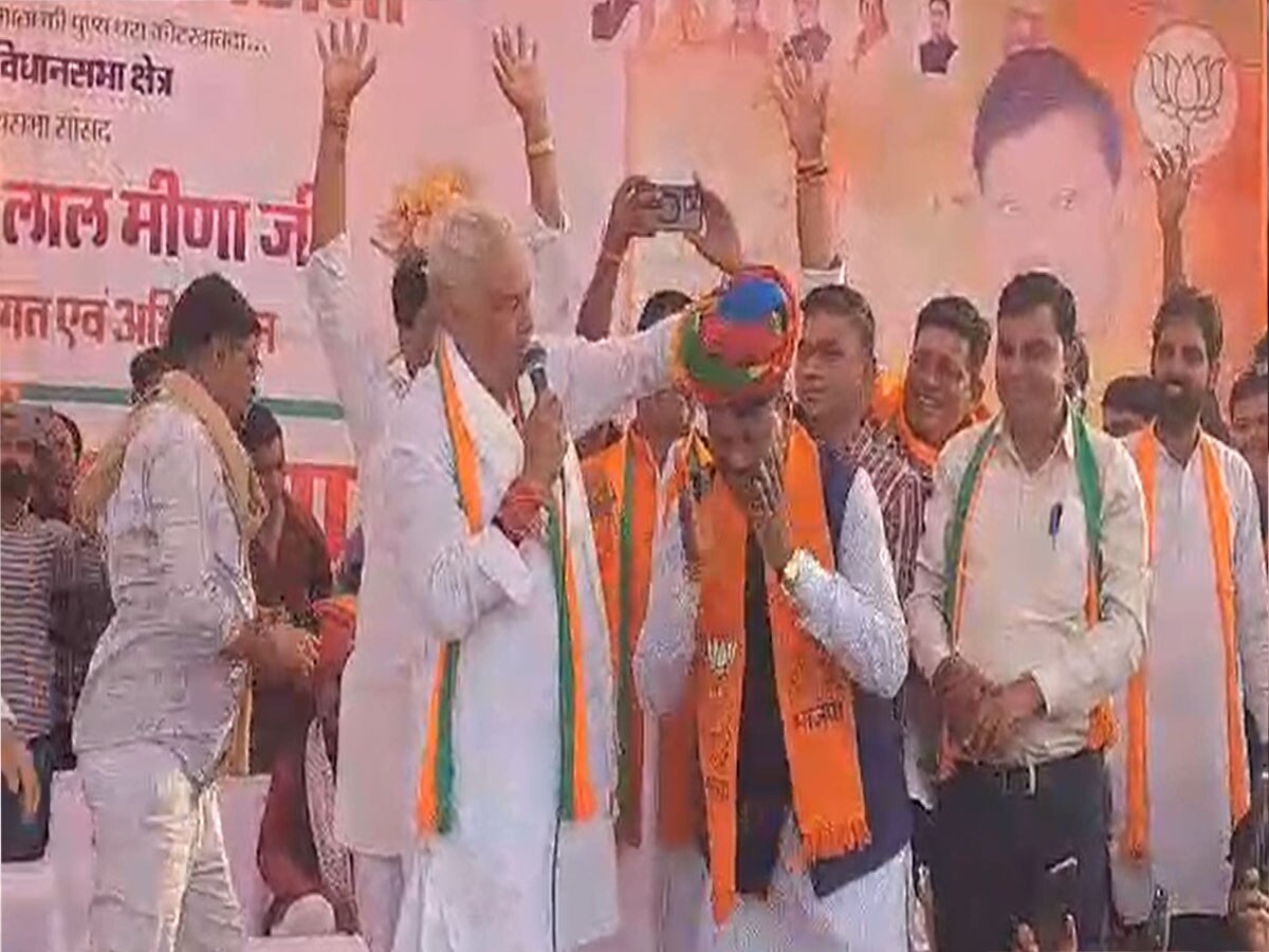 Rajasthan Election 2023: किरोड़ीलाल मीणा ने BJP प्रत्याशी रामावतार बैरवा को पहनाई अपनी पगड़ी,  जनता से वोट देने की अपील  