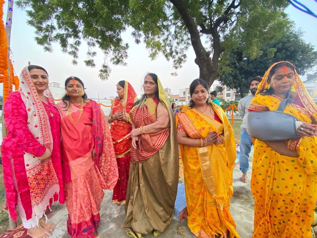 Chhath Puja में सिर से नाक तक सिंदूर क्यों लगाती हैं महिलाएं?