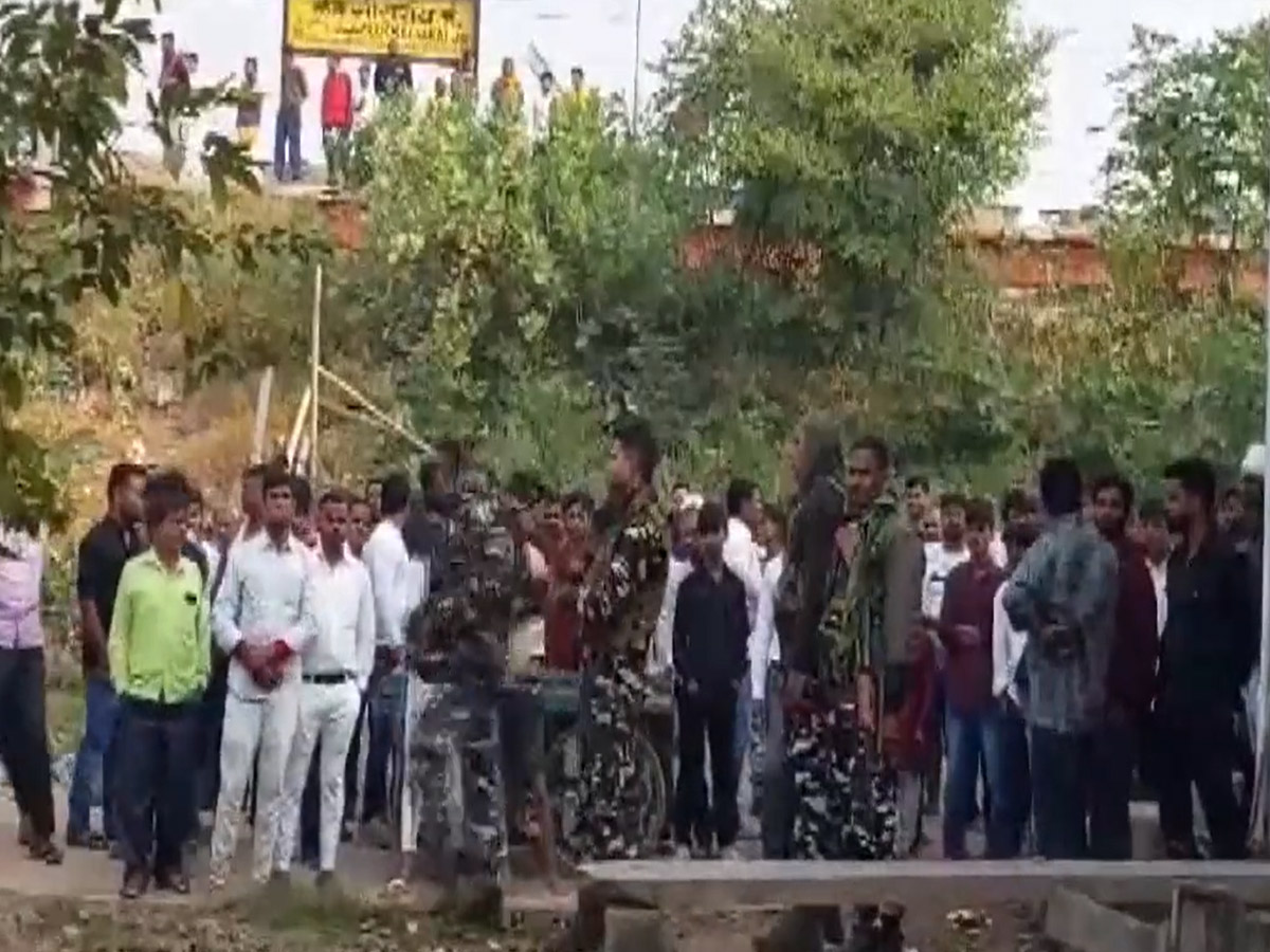 Lakhisarai News: Chhath Puja से लौट रहे परिवार पर फायरिंग, 2 लोगों की मौत Lakhisarai News: Chhath Puja से लौट रहे परिवार पर फायरिंग, 2 लोगों की मौत