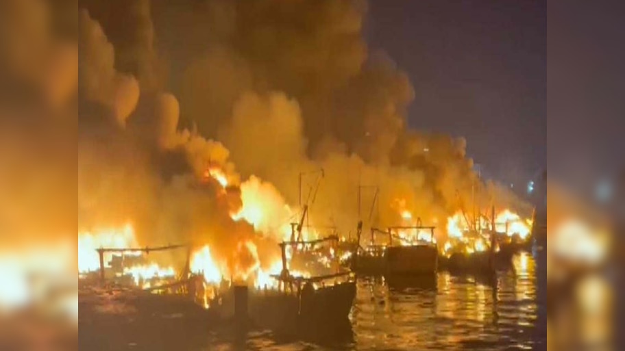  विशाखापत्तनम में आग लगने से तकरीबन 35 नौकाएं जलकर खाक; करोड़ों का नुकसान 