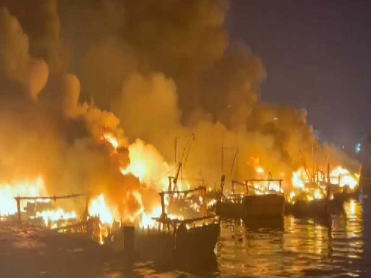  विशाखापत्तनम में आग लगने से तकरीबन 35 नौकाएं जलकर खाक; करोड़ों का नुकसान 