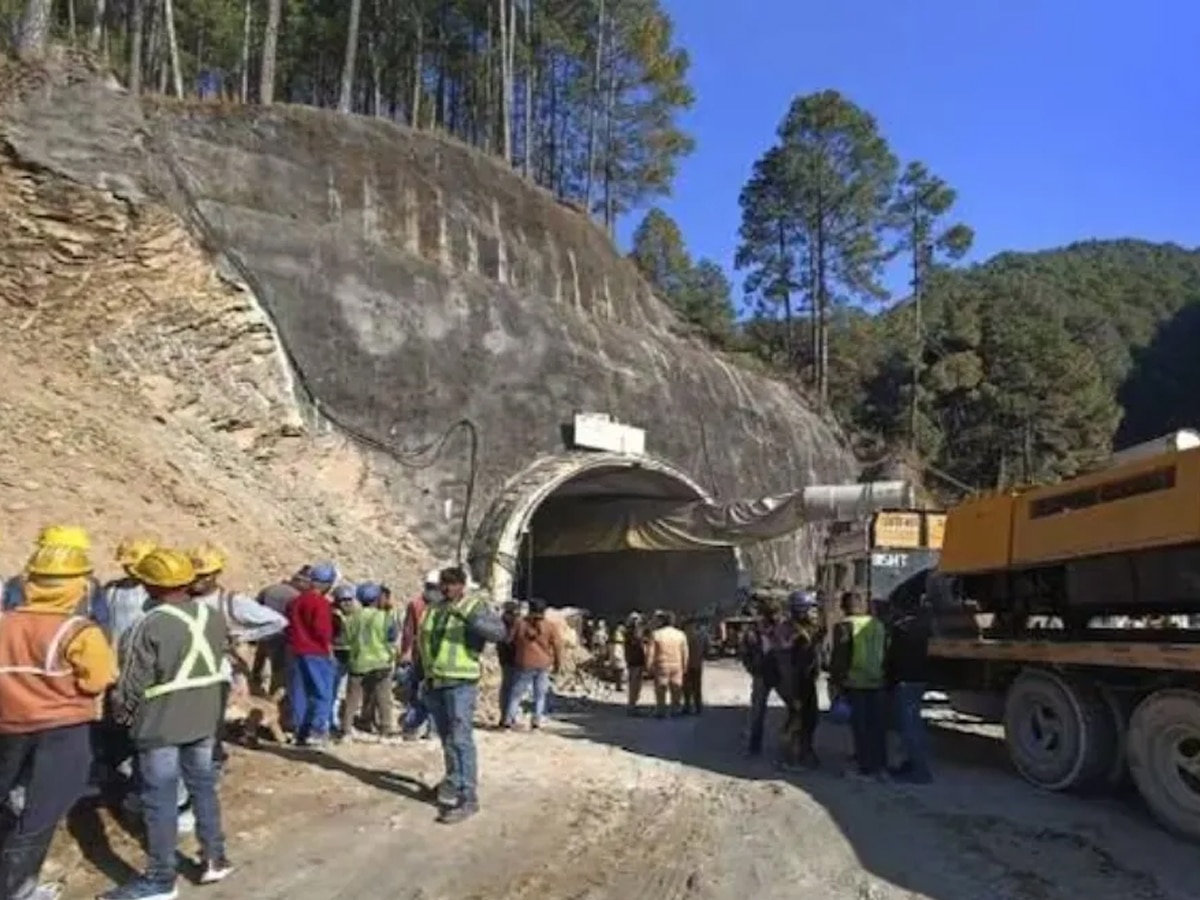 Uttarkashi Tunnel collapse: ଉଦ୍ଧାର ପାଇଁ ଆସୁଥିବା ଡ୍ରିଲିଂ ମେସିନ ଖାଇକୁ ଖସିଲା, ମୁଖ୍ୟମନ୍ତ୍ରୀଙ୍କ ସହିତ ଆଲୋଚନା କଲେ ପ୍ରଧାନମନ୍ତ୍ରୀ