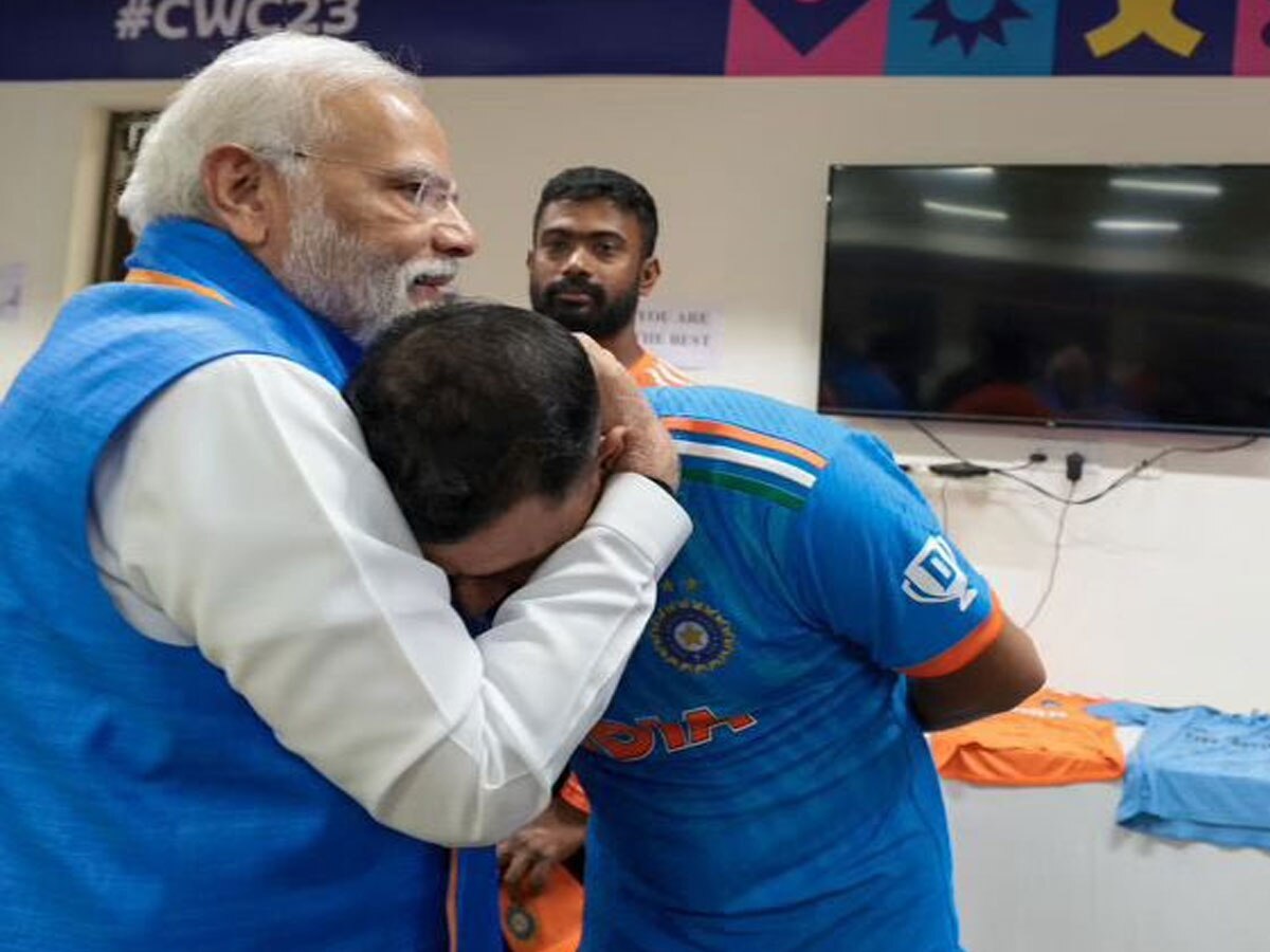 वर्ल्ड कप में हार के बाद भारतीय ड्रेसिंग रूम में पहुंचे PM मोदी; मोहम्मद शमी को लगाया गले
