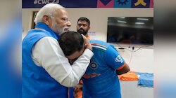 वर्ल्ड कप में हार के बाद भारतीय ड्रेसिंग रूम में पहुंचे PM मोदी; शमी को लगाया गले