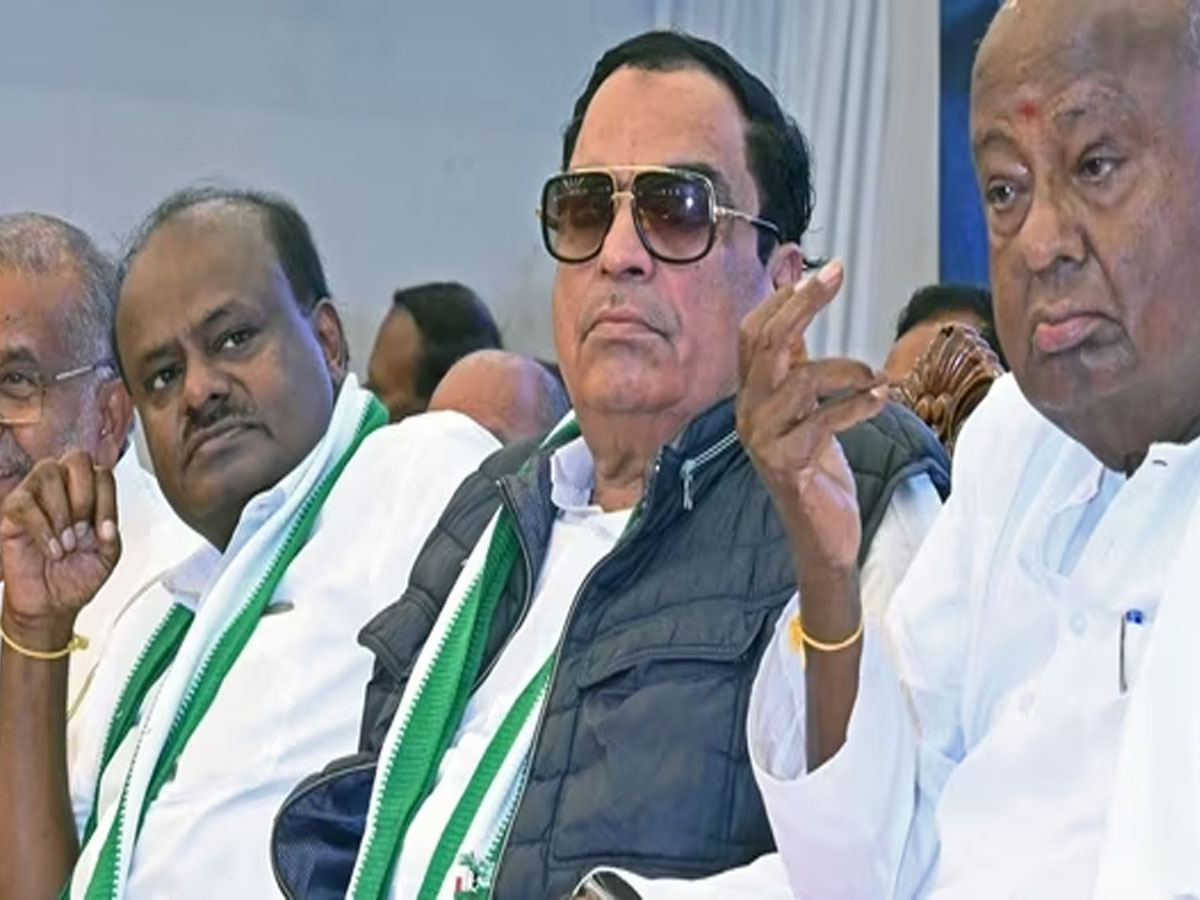 इस मुस्लिम नेता के दावे से JDS में मचा हड़कंप; बर्खास्त नेता देवगौड़ा को हटाकर बन सकता है पार्टी का चीफ इस मुस्लिम नेता के दावे से JDS में मचा हड़कंप; बर्खास्त नेता देवगौड़ा को हटाकर बन सकता है पार्टी का चीफ