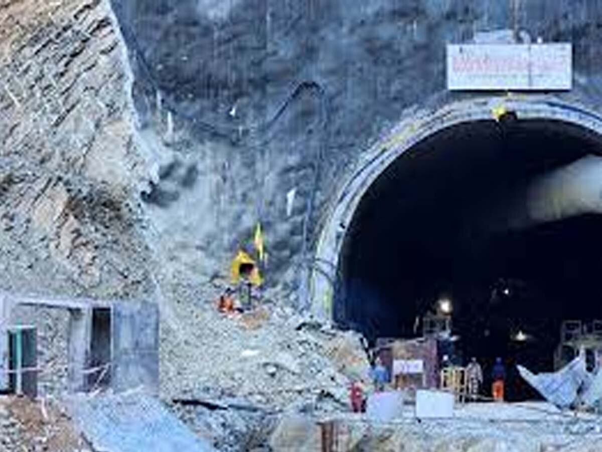 Uttarkashi tunnel: एंडोस्कोपिक फ्लेक्सी कैमरे के जरिए फंसे मजदूरों की तस्वीरें आई सामने  