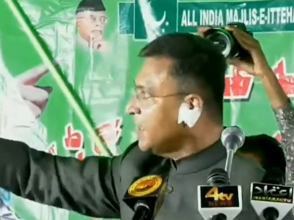 Akbaruddin Owaisi ने दी इंस्पेक्टर को धमकी, सोशल मीडिया पर वायरल हुआ वीडियो Akbaruddin Owaisi ने दी इंस्पेक्टर को धमकी, सोशल मीडिया पर वायरल हुआ वीडियो