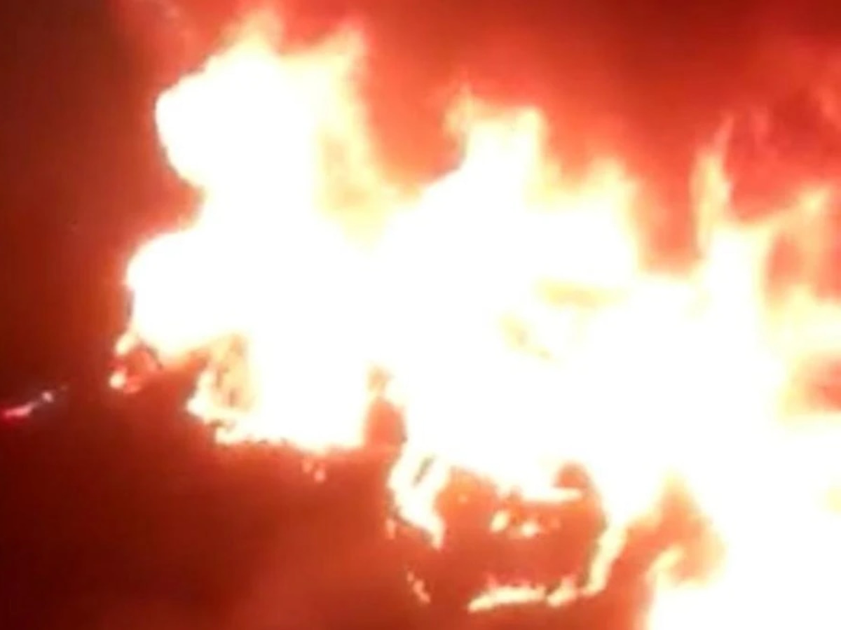 Noida Expressway पर चलती कार में लगी भीषण आग, धुआं निकलता देख चालक ने कूदकर बचाई जान