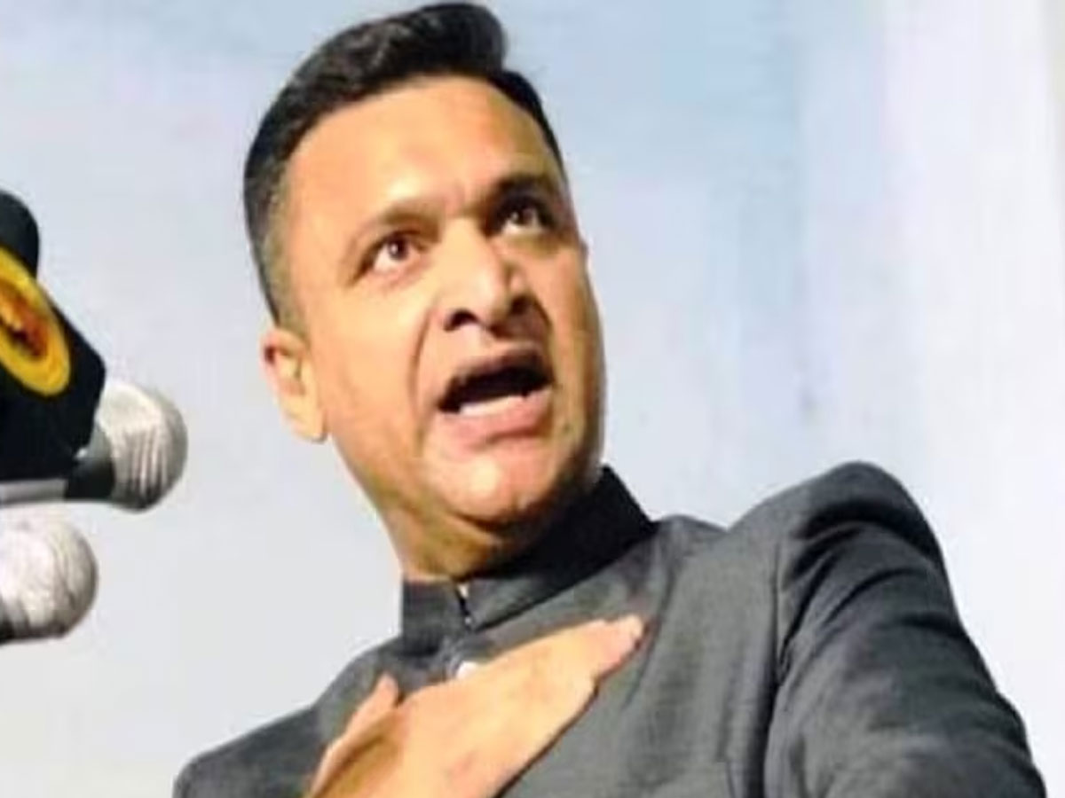 बुरे फंसे ओवैसी के भाई अकबरुद्दीन; भरी सभा में SHO को दी थी खुली धमकी बुरे फंसे ओवैसी के भाई अकबरुद्दीन; भरी सभा में SHO को दी थी खुली धमकी
