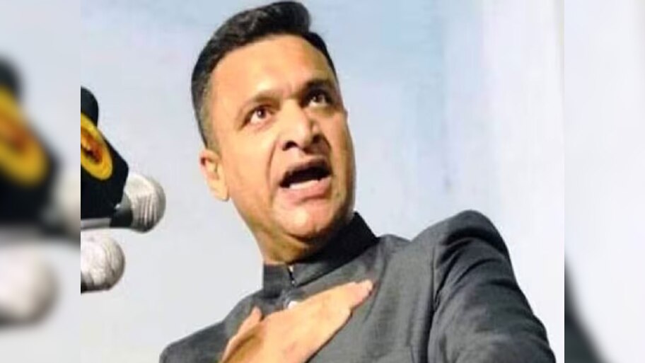 बुरे फंसे ओवैसी के भाई अकबरुद्दीन; भरी सभा में SHO को दी थी खुली धमकी