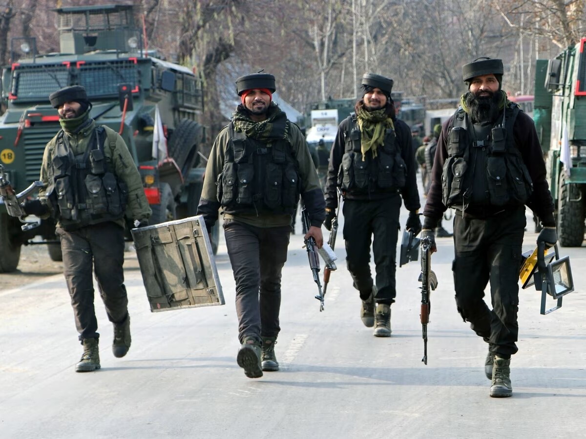 जम्मू-कश्मीर: राजौरी में आतंकवादियों के साथ मुठभेड़ में दो कैप्टन शहीद, जवान घायल