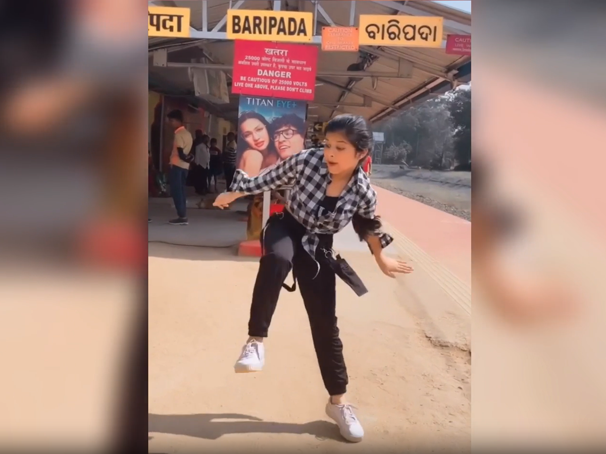 Odisha girl dances at Baripada railway station to thumak thumak pahari