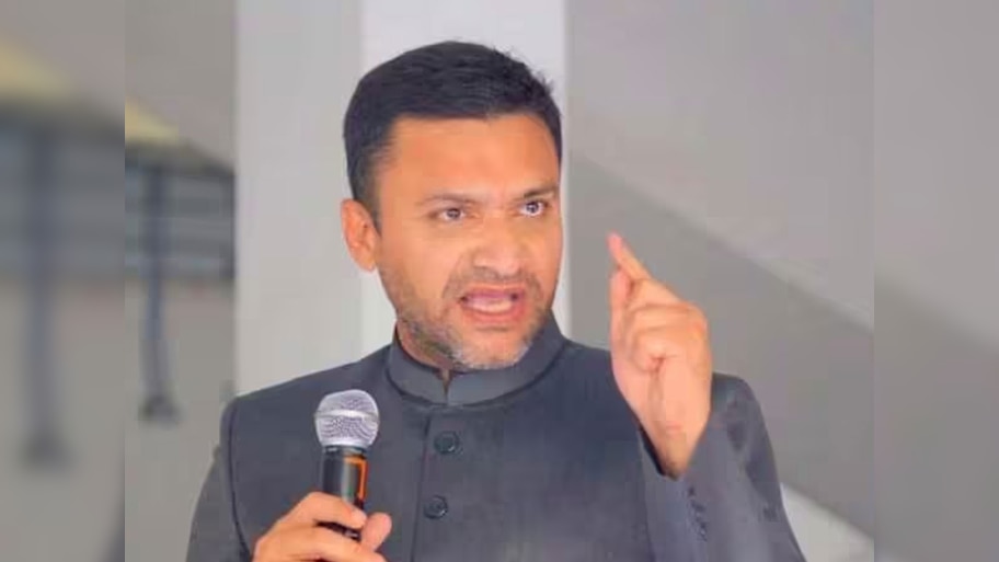 Akbaruddin Owaisi: पहले पुलिस को धमकाया; अब दे रहे हैं सफाई