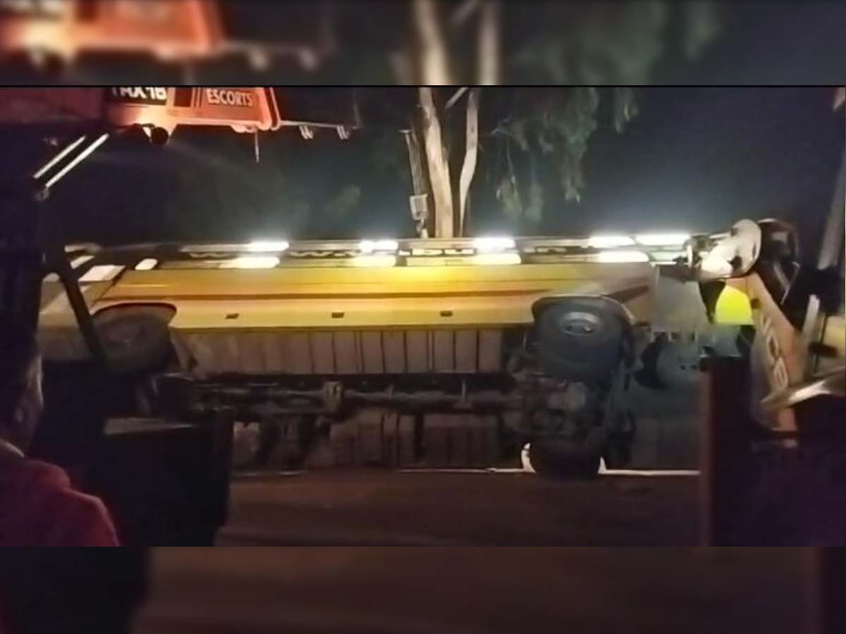 बड़ा हादसा, कोल्हापुर के पास पलटी बस, एक ही परिवार के तीन लोगों की मौत, 9 जख्मी बड़ा हादसा, कोल्हापुर के पास पलटी बस, एक ही परिवार के तीन लोगों की मौत, 9 जख्मी
