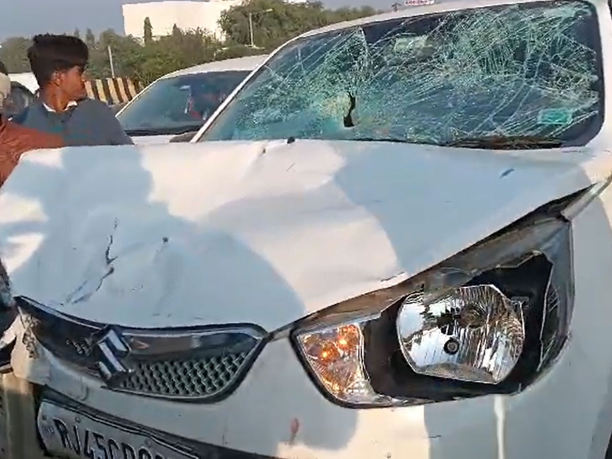 Chomu News: तेज रफ्तार में बस ने कार समेत 4 बाइकों को मारी टक्कर, दर्जन भर घायल