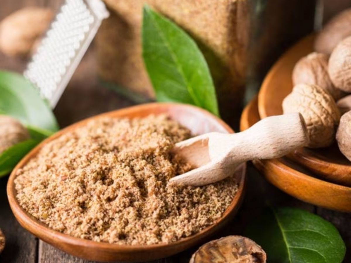 skin benefits of applying nutmeg on face chehre par jaiphal lagane ke