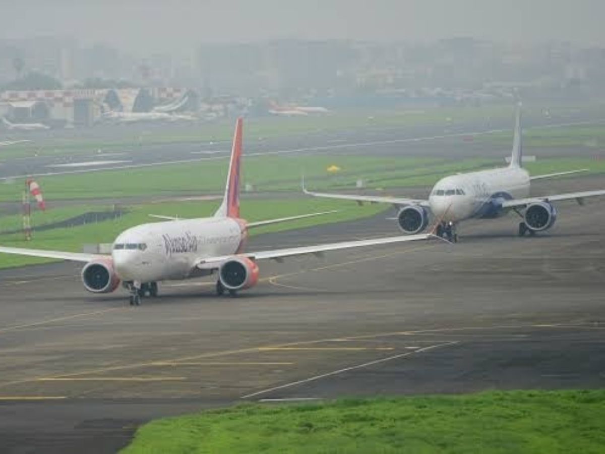 48 घंटों में मुंबई हवाई अड्डे को बम से उड़ाने की धमकी; रोकने के लिए रखी ये शर्त 48 घंटों में मुंबई हवाई अड्डे को बम से उड़ाने की धमकी; रोकने के लिए रखी ये शर्त