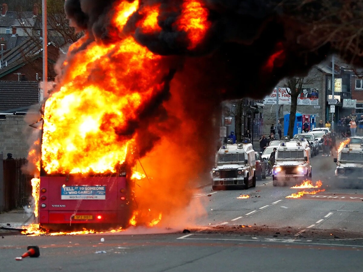 Ireland में भड़के दंगे, पुलिस की गाड़ियां जलाई, नवजातों पर भी हमला
