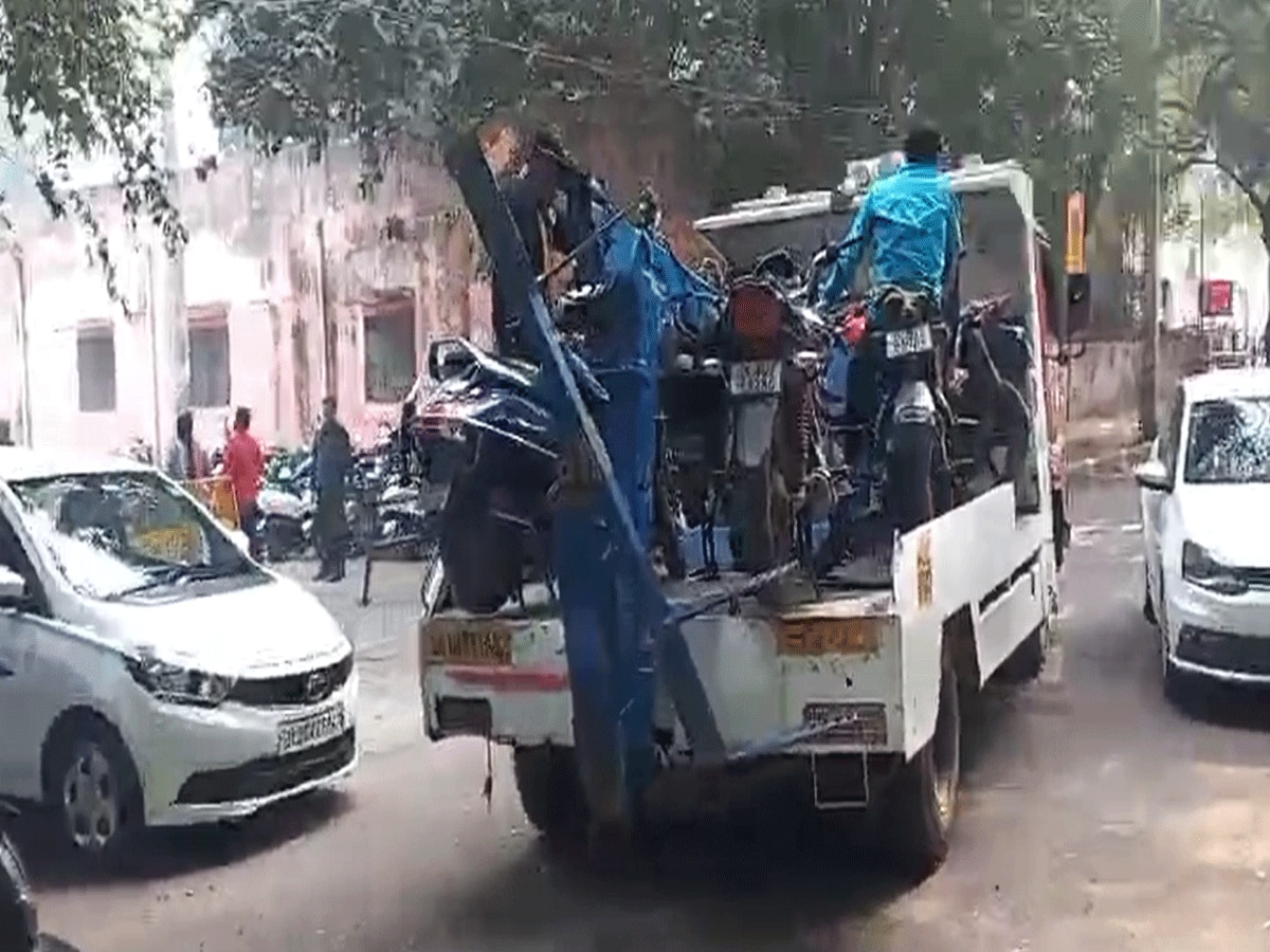 Sarojini Nagar Parking: सरोजनी नगर मार्केट में NDMC के नाम पर वसूला जा रहा पार्किंग शुल्क, माफिया और पुलिस पर मिलीभगत का आरोप