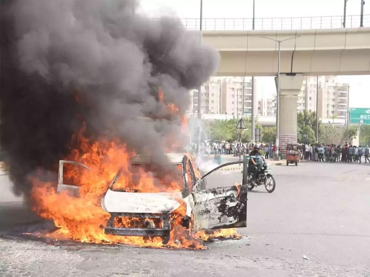  UP News: कार में अचानक लगी आग; दो लोगों की दर्दनाक मौत