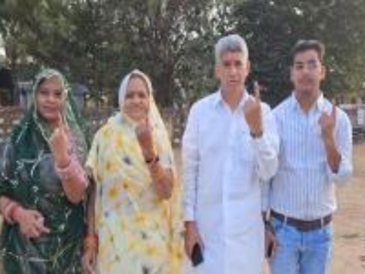 Rajasthan Chunav Voting 2023: सिरोही जिले में तीनों विधानसभा क्षेत्र के लिए हो रहा है मतदान,  EVM  में कैद हो रहा है प्रत्याशियों का भाग्य का फैसला 